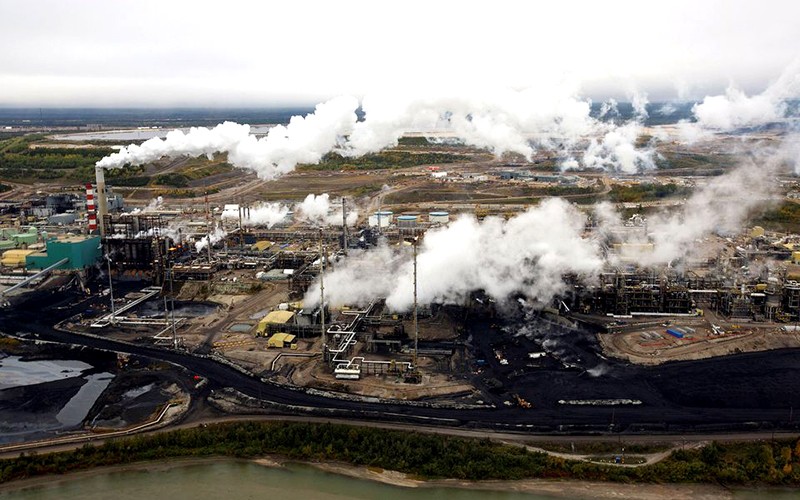 Nhà máy sản xuất dầu cát ở Alberta, Canada. (Ảnh REUTERS)