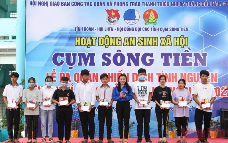 Đồng chí Nguyễn Phạm Duy Trang, Bí thư Trung ương Đoàn, Chủ tịch Hội đồng Đội Trung ương trao học bổng cho các em học sinh có hoàn cảnh khó khăn.