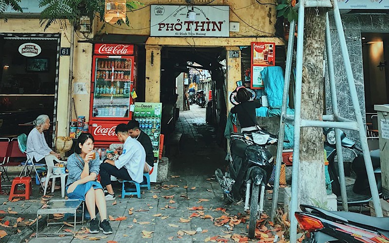 Phở Thìn nằm trong con ngõ nhỏ trên phố Đinh Tiên Hoàng, Hà Nội. (Ảnh BÙI CHÍ THÀNH)