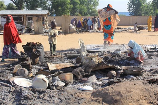 Nhà cửa bị thiêu rụi trong một vụ tấn công tại làng Dalori, ngoại ô Maiduguri, bang Borno, Nigeria. Ảnh tư liệu: AFP/TTXVN 