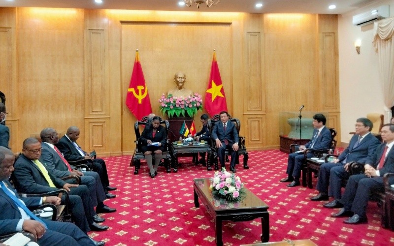 Chủ tịch Quốc hội Mozambique thăm Học viện Chính trị quốc gia Hồ Chí Minh.