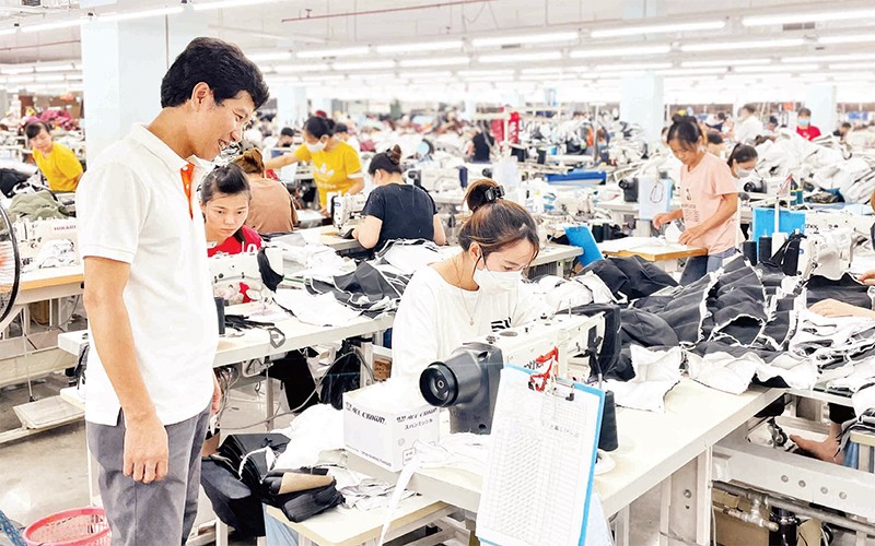 Công nhân Công ty cổ phần Tổng Công ty may Bắc Giang trong ca sản xuất.