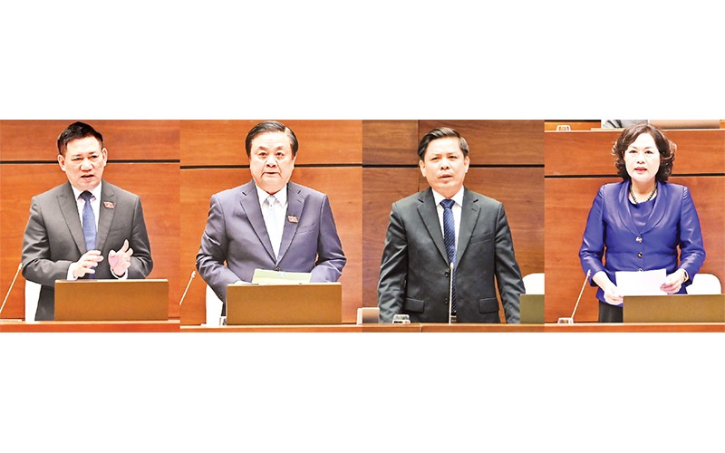 Ba Bộ trưởng và Thống đốc Ngân hàng Nhà nước Việt Nam trả lời chất vấn. Ảnh trong bài | Đăng Khoa