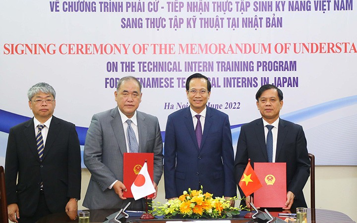 Bộ trưởng Đào Ngọc Dung chứng kiến lễ ký kết Bản ghi nhớ về chương trình phái cử - tiếp nhận thực tập sinh kỹ năng Việt Nam sang Nhật Bản (Ảnh: Molisa). 