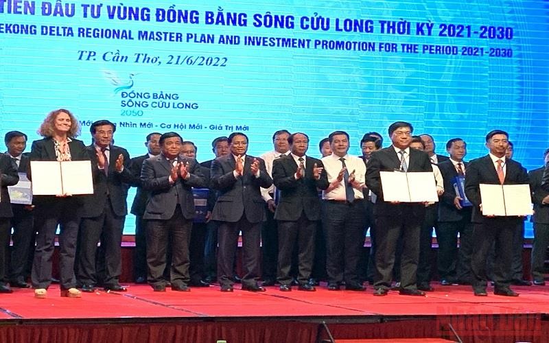 Thủ tướng Chính phủ Phạm Minh Chính chứng kiến bản ghi nhớ của các đối tác tài trợ các dự án cho vùng ĐBSCL.