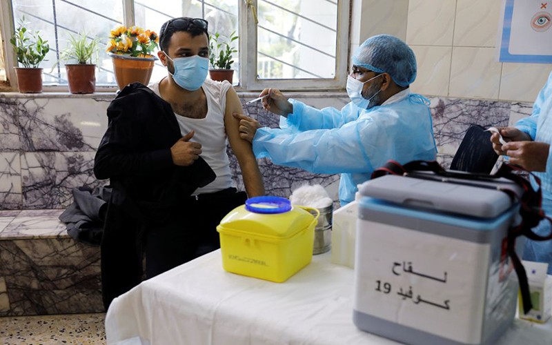 Tiêm vaccine ngừa Covid-19 tại thủ đô Baghdad, Iraq, ngày 2/3/2021. (Ảnh: Reuters)