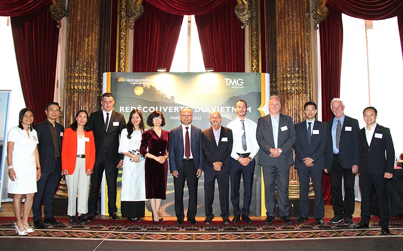 Đại sứ Việt Nam tại Pháp Đinh Toàn Thắng (giữa) đánh giá cao sự hợp tác của các công ty du lịch tại Pháp trong việc quảng bá điểm đến Việt Nam. 