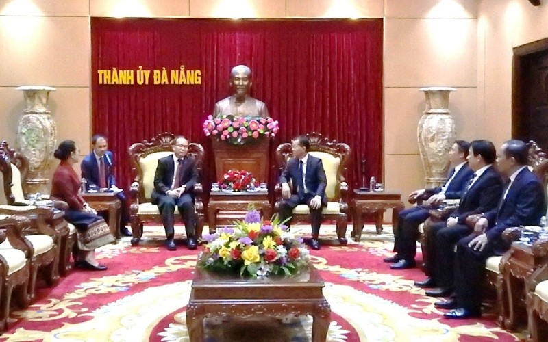 Đồng chí Souphanh Hadaoheuang, tân Tổng Lãnh sự Cộng hòa dân chủ nhân dân Lào tại Đà Nẵng (trái).