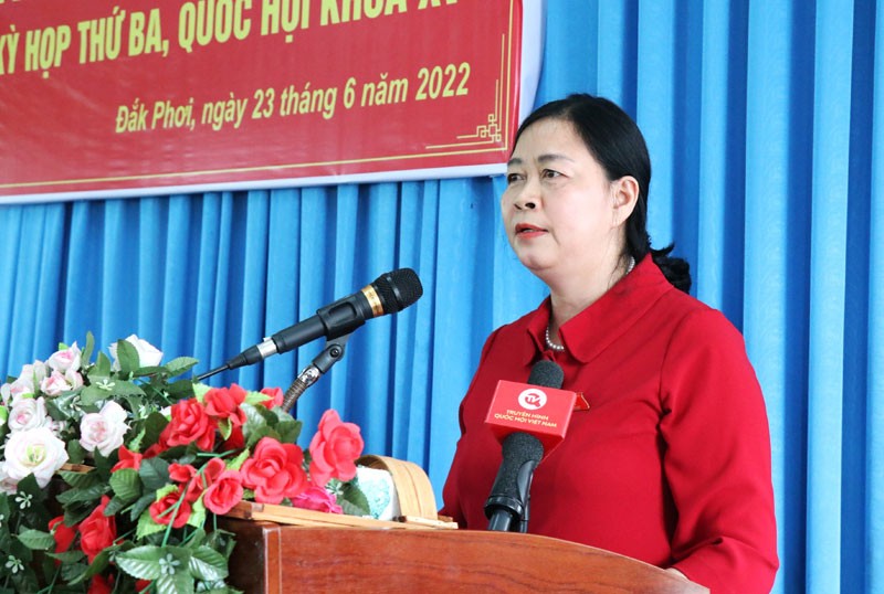 Bí thư Trung ương Đảng, Trưởng Ban Dân vận Trung ương Bùi Thị Minh Hoài phát biểu tại buổi tiếp xúc cử tri xã Đắk Phơi, huyện Lắk.