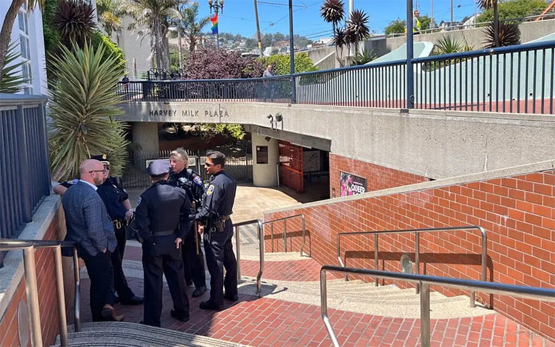 Cảnh sát có mặt tại nhà ga Castro. (Ảnh: AP)