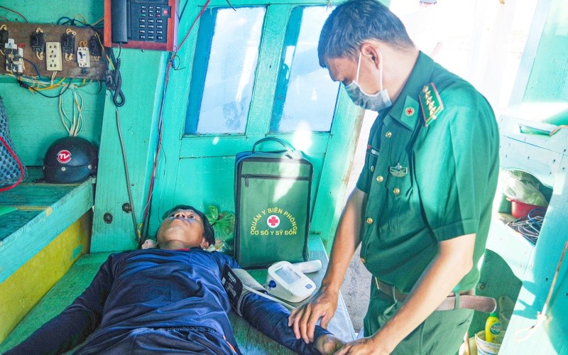 Quân y Đồn Biên phòng Trung Bình, thăm khám sức khỏe ban đầu cho ngư dân gặp nạn.
