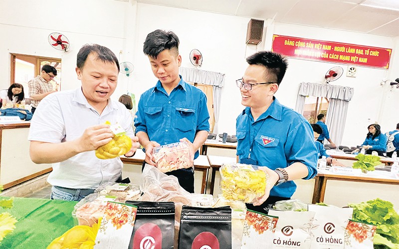 Ðại diện Công ty TNHH Thương mại Dịch vụ thực phẩm Vị Việt Ngon giới thiệu về các sản phẩm nông nghiệp của công ty với các đoàn viên, thanh niên. 