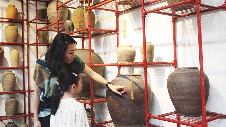 Du khách tham quan bảo tàng gốm trong ngày mở cửa.