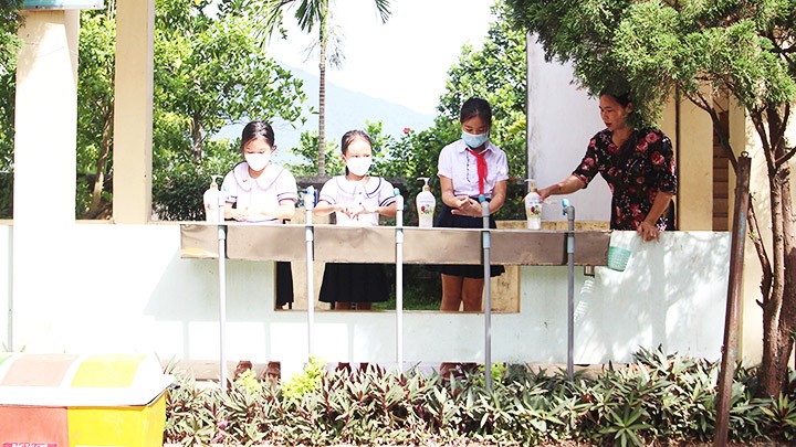 Cô và trò Trường tiểu học Hòa Phú rửa tay bằng xà-phòng từ trái bồ hòn.
