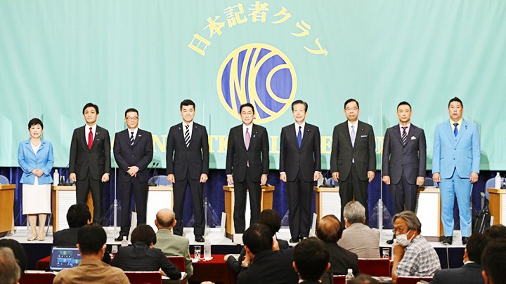 Thủ tướng Kishida Fumio (giữa) cùng lãnh đạo các chính đảng tham gia một cuộc thảo luận tại Thủ đô Tokyo. Ảnh: KYODO NEWS