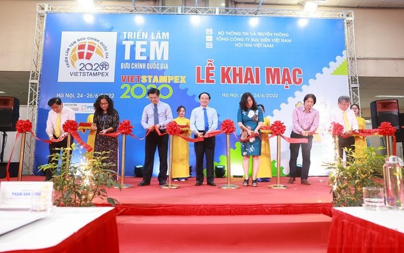 Các đại biểu cắt băng khai mạc Triển lãm Tem bưu chính quốc gia Vietstampex 2020.