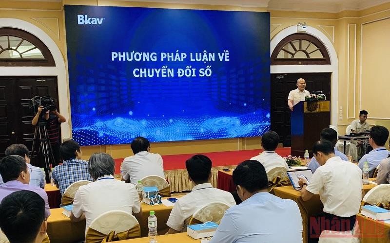 Chủ tịch Tập đoàn BKAV Nguyễn Tử Quảng giới thiệu quan điểm mới về chuyển đổi số tại hội thảo.