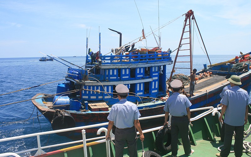 Lực lượng kiểm ngư kiểm tra việc chấp hành quy định thủy sản trên tàu cá.