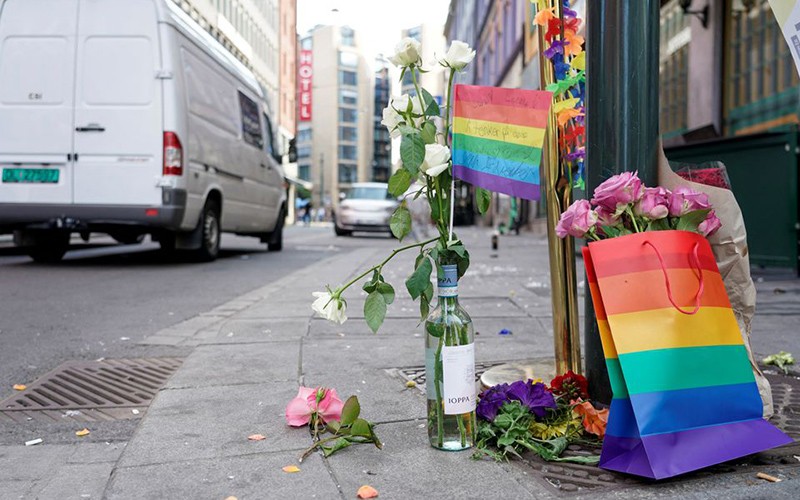 Cờ và hoa tưởng nhớ những người thiệt mạng sau vụ xả súng gần hộp đêm tại Oslo. (Ảnh: NTB)