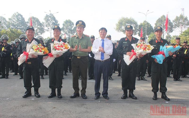 Lãnh đạo tỉnh Đồng Nai tặng hoa chúc mừng Ban Chỉ huy Trung đoàn Cảnh sát cơ động dự bị chiến đấu.