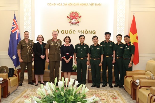Đại tướng Phan Văn Giang và Đại sứ Robyn Mudie cùng các đại biểu tại buổi tiếp. (Ảnh: TTXVN)