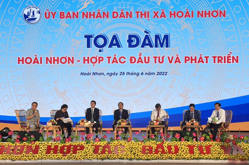 Các đại biểu thảo luận tại Hội nghị Xúc tiến đầu tư vào thị xã Hoài Nhơn, tỉnh Bình Định.