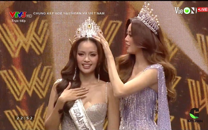 Hoa hậu Nguyễn Trần Khánh Vân trao vương miện cho Hoa hậu Nguyễn Thị Ngọc Châu. (Ảnh chụp màn hình)