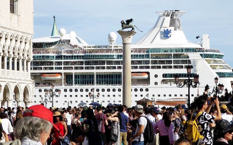 Venice sẽ áp dụng thu phí du lịch để hạn chế lượng du khách, tránh tình trạng quá tải như trước đại dịch (Ảnh: REUTERS)