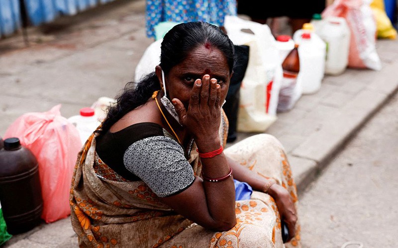 Người phụ nữ chờ mua nhiên liệu tại Colombo, Sri Lanka, ngày 17/6. (Ảnh: Reuters)