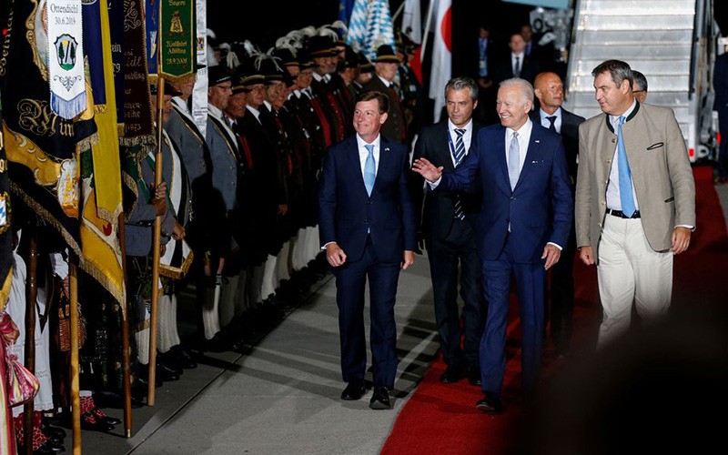 Thủ hiến bang Bavaria Markus Soeder đón Tổng thống Mỹ Joe Biden tại sân bay Franz-Josef-Strauss ở Munich, ngày 25/6. (Ảnh: Reuters)