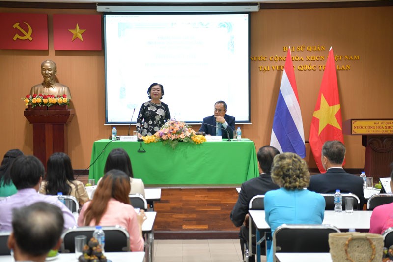 Nguyên Phó Chủ tịch nước Trương Mỹ Hoa gặp gỡ, trò chuyện với cán bộ, nhân viên Đại sứ quán, đại diện kiều bào, lưu học sinh Việt Nam tại Thái Lan.