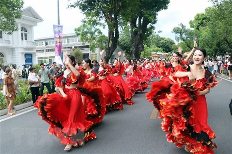 Các vũ công diễu hành trên các tuyến phố chính của thành phố Huế.