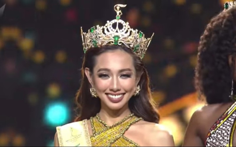 Nguyễn Thúc Thùy Tiên đăng quang Miss Grand International 2021. (Ảnh chụp màn hình)
