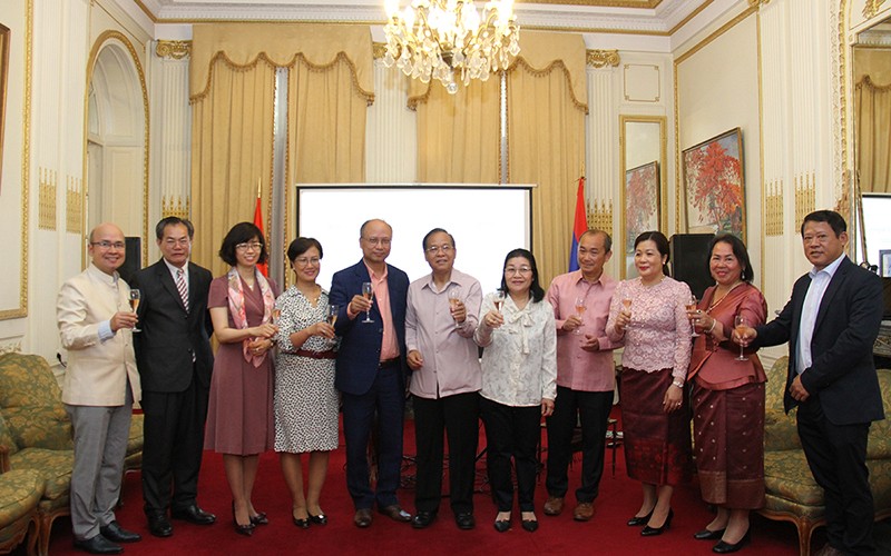 Lãnh đạo và cán bộ của hai Đại sứ quán, các cơ quan đại diện Việt Nam-Lào tại Pháp khẳng định quyết tâm đóng góp tích cực hơn nữa để gìn giữ, vun đắp mối quan hệ đặc biệt giữa hai nước. 