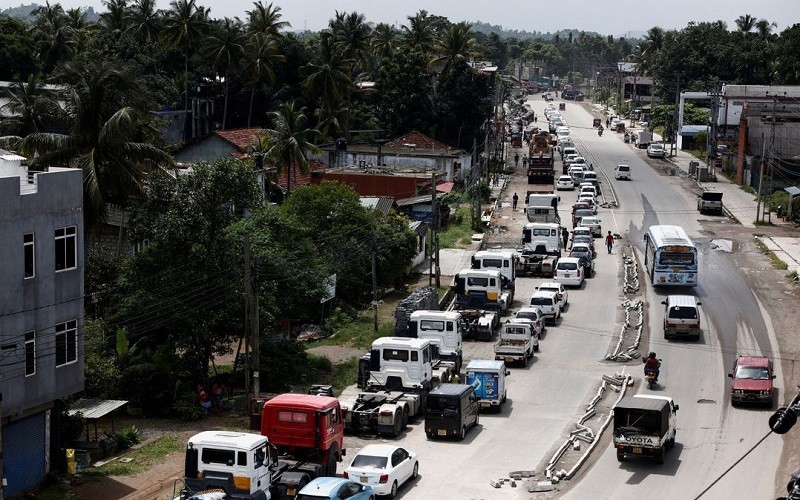Hàng dài xe cộ xếp hàng xuyên đêm chờ mua dầu diesel và xăng ở Colombo, Sri Lanka, ngày 23/6/2022. (Ảnh: REUTERS)