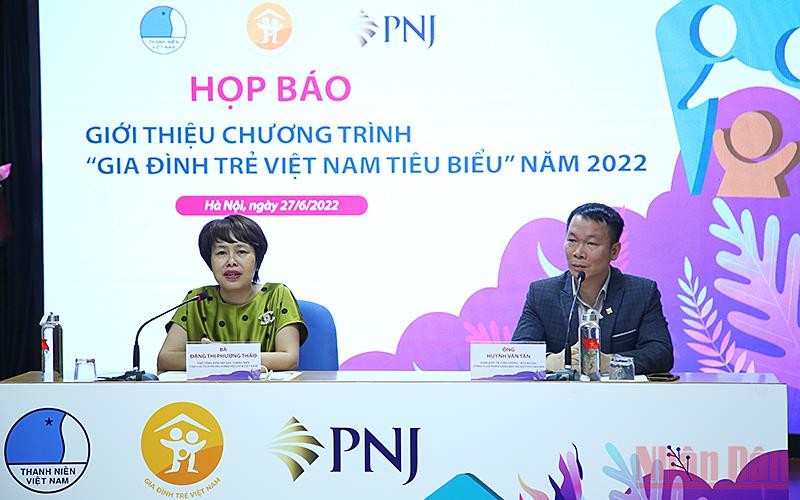 Bà Đặng Thị Phương Thảo, Phó Tổng Biên tập Báo Thanh Niên, Phó Chủ tịch Hội Liên hiệp Thanh niên Việt Nam, cung cấp thông tin về chương trình “Gia đình trẻ Việt Nam tiêu biểu” năm 2022. 