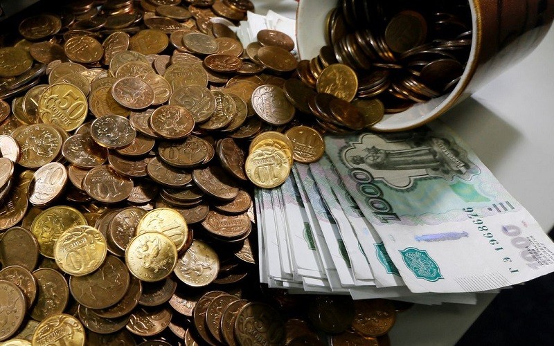 Đồng tiền giấy và tiền xu ruble của Nga. (Ảnh: REUTERS)