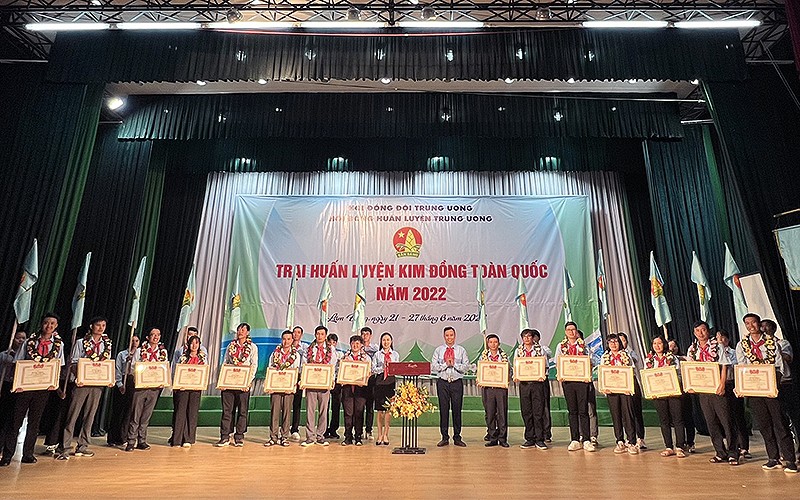 Đại diện Ban Tổ chức Trại huấn luyện Kim Đồng toàn quốc trao Bằng khen tặng 15 trại sinh có thành tích xuất sắc.