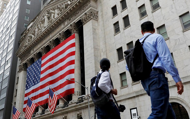 Người dân đi qua Sở giao dịch chứng khoán New York (NYSE). (Ảnh minh họa: Reuters)