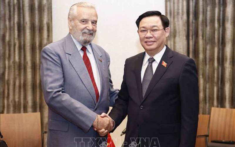 Chủ tịch Quốc hội Vương Đình Huệ và Chủ tịch Hội Hữu nghị Hungrary-Việt Nam Botz László. (Ảnh: DOÃN TẤN/TTXVN)