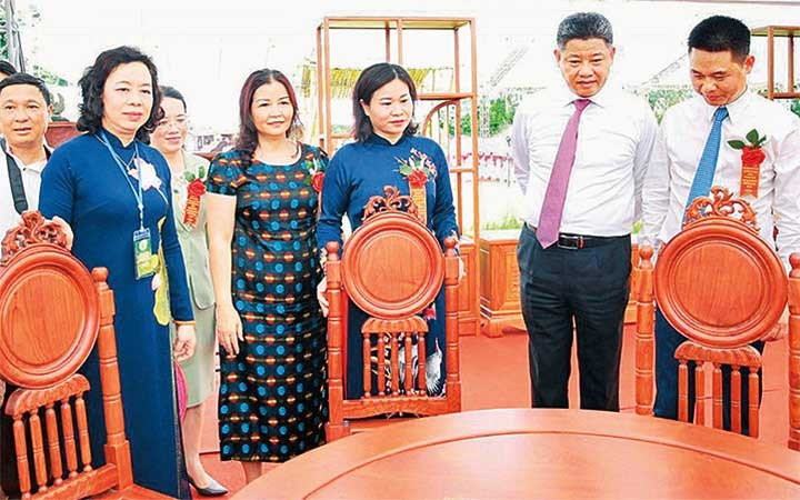 Lãnh đạo thành phố Hà Nội tham quan gian trưng bày sản phẩm OCOP huyện Phú Xuyên.