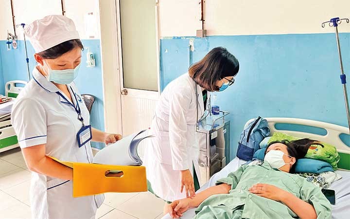 Điều trị cho bệnh nhân sốt xuất huyết tại Bệnh viện đa khoa khu vực Hóc Môn.