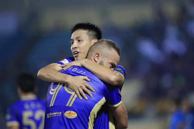 Hùng Dùng và Siladji ăn mừng bàn thắng mở tỷ số cho CLB Hà Nội ở phút 68 trận đấu tối 26/6. (Ảnh: Minh Hoàng)