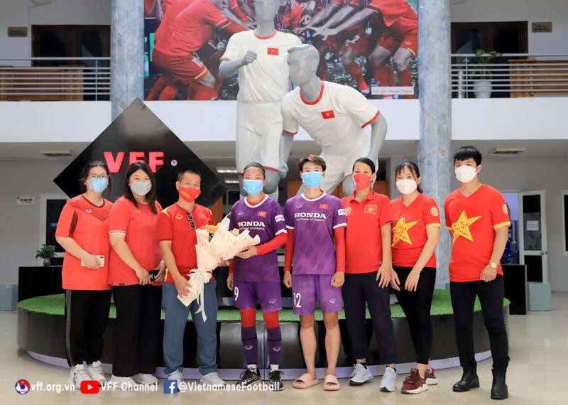 Đại diện Hội cổ động viên Việt Nam (phía bắc) đã đến tặng hoa đội tuyển nữ trước giờ lên đường. (Ảnh: VFF)