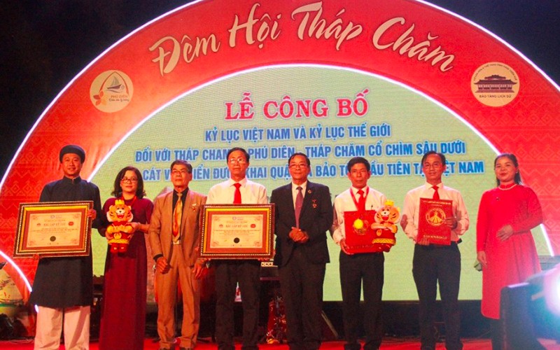 Trao chứng nhận xác lập kỷ lục Việt Nam đối với Tháp Phú Diên.