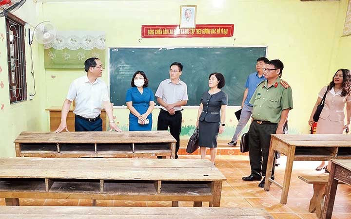 Lãnh đạo UBND tỉnh Lạng Sơn kiểm tra công tác chuẩn bị cho kỳ thi tốt nghiệp THPT năm 2022 tại điểm thi Trường THPT Văn Lãng (huyện Văn Lãng). (Ảnh: TTXVN)
