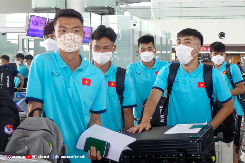 Các tuyển thủ có mặt tại sân bay Nội Bài. 