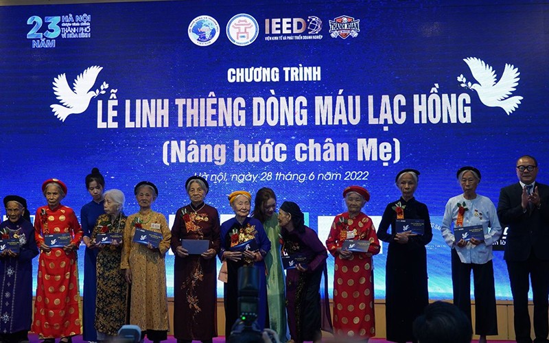 Đại diện các Mẹ Việt Nam Anh hùng, các gia đình có công nhận quà tặng từ chương trình. 