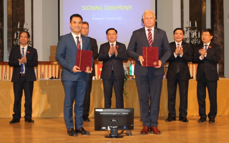 Chủ tịch Quốc hội Vương Đình Huệ và lãnh đạo các bộ, ban, ngành Việt Nam và Hungary đã chứng kiến lễ trao 9 Biên bản ghi nhớ (MOU) hợp tác giữa các trường đại học của hai nước. (Nguồn: VOV)