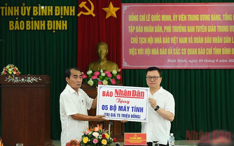 Đồng chí Lê Quốc Minh, Ủy viên Trung ương Đảng, Tổng Biên tập Báo Nhân Dân tặng 5 bộ máy tính cho Hội Nhà báo Việt Nam tỉnh Bình Định. 